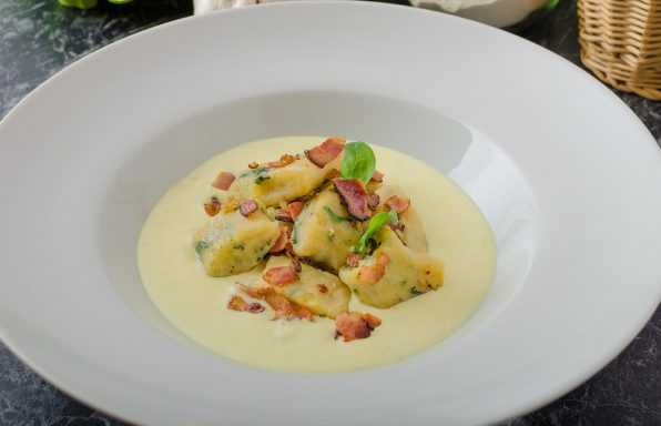 Njoki sa špinatom u umaku od parmezana