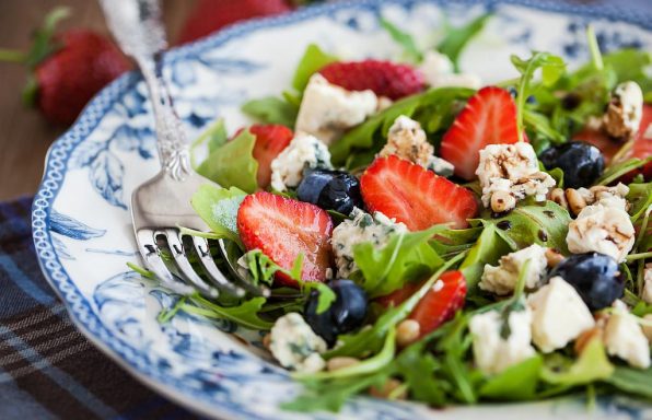 Salata s jagodama i sirom