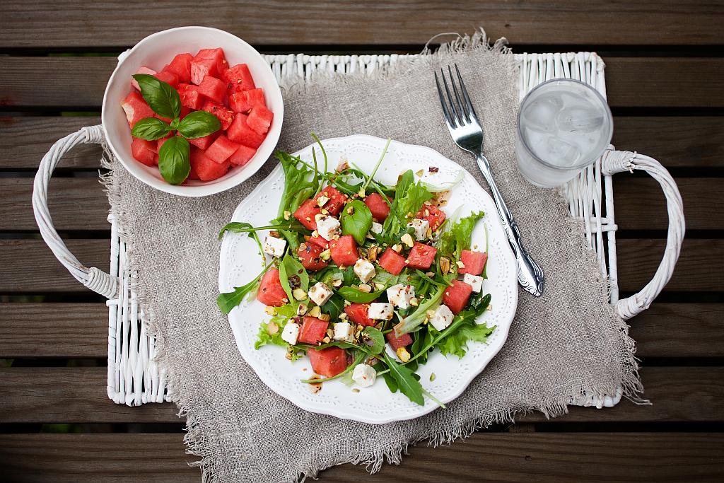 Salata od lubenice, feta sira i rikole